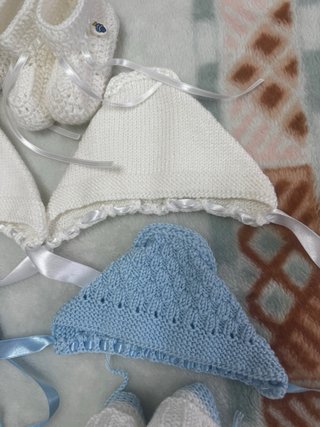 Lote gorros y patucos bebés gemelos hechos a mano