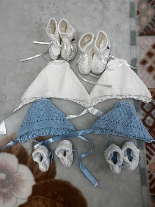 Lote gorros y patucos bebés gemelos hechos a mano