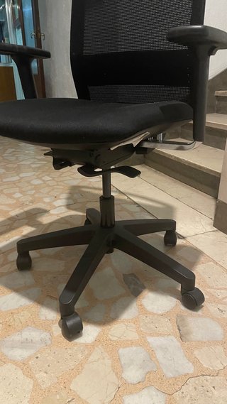 Silla de oficina ergonómica con ruedas