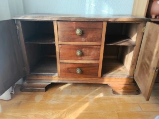 Conjunto 2 mesitas y 1 cómoda de madera maciza