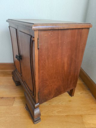 Conjunto 2 mesitas y 1 cómoda de madera maciza
