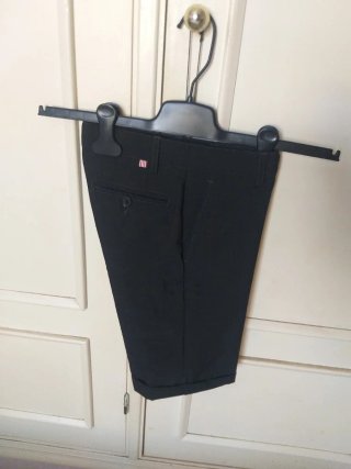 Conjunto infantil de americana y pantalón corto.