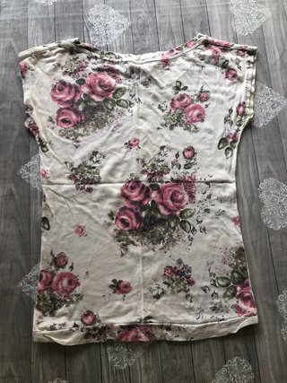 Camiseta Stradivarius flores rosa manga corta