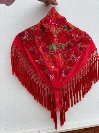 Manton bordado coral con flecos