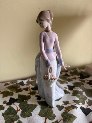 Figura mujer con cesto Lladro