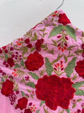Manton bordado rosa con flores rojas