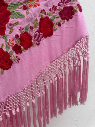 Manton bordado rosa con flores rojas