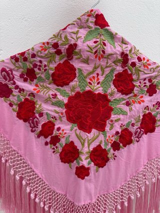 Manton bordado rosa con flores rojas