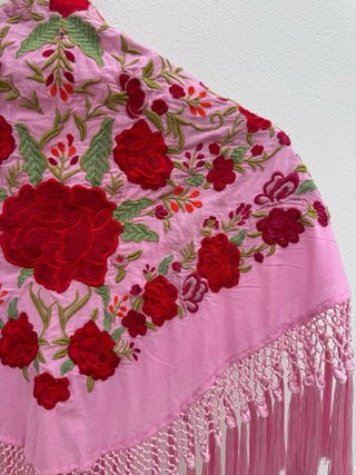 Manton bordado rosa con flores rojas