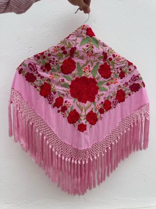 Manton bordado rosa con flores rojas