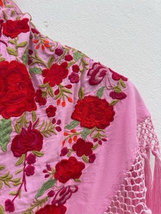 Manton bordado rosa con flores rojas