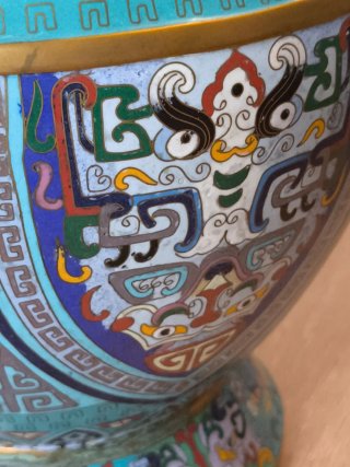 Jarrón Cloisonné oriental antiguo