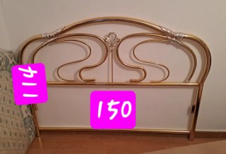 Cabecero de cama dorado y blanco