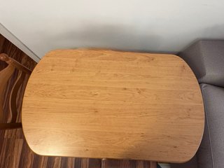 Mesa extensible con cajón y silla madera a juego.