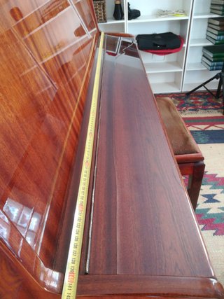 Piano vertical.