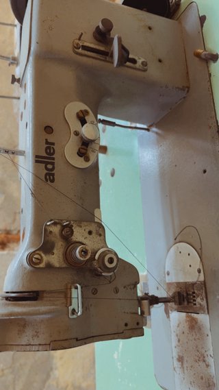 Máquina de coser Adler antigua