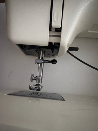 Máquina de coser Alfa blanca con un pedal