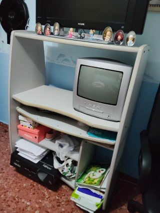 Escritorio ordenador gris y blanco