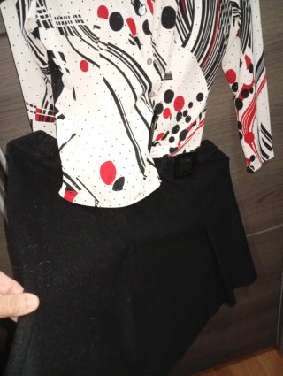 Conjunto falda plisada negra y camisa destellos