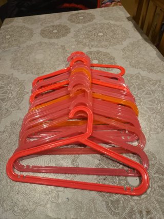 Lote de perchas IKEA de plástico