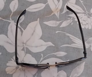 Occhiali da sole neri e viola