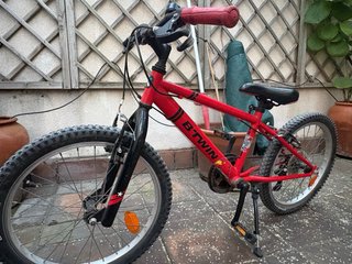 Bicicleta infantil Decathlon 20 roja