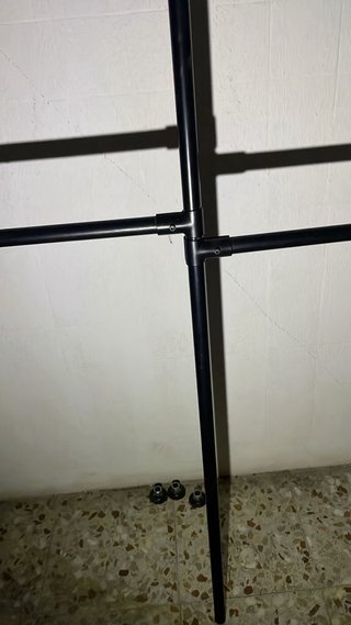 Perchero de ropa metálico negro