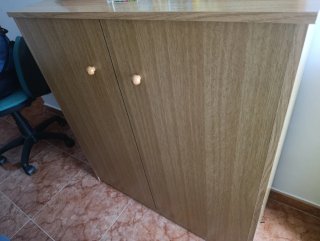 Mueble de madera marrón claro