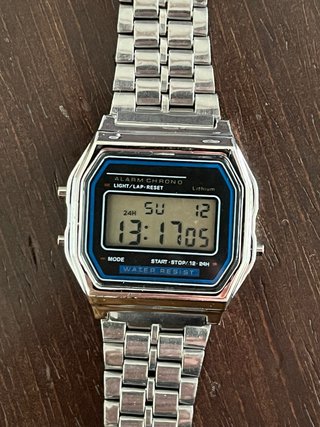 Reloj clásico Digital Plateado