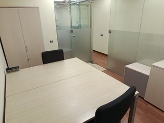 Mesa y sillas de oficina