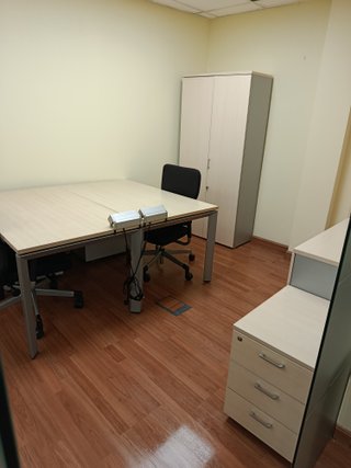 Mesa y sillas de oficina