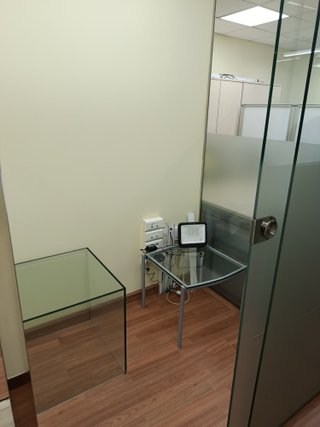 Mesa y sillas de oficina