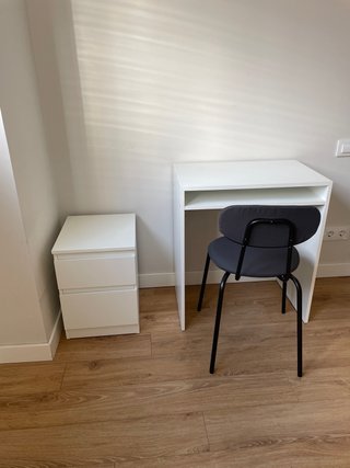Escritorio, mesita y silla casi sin uso