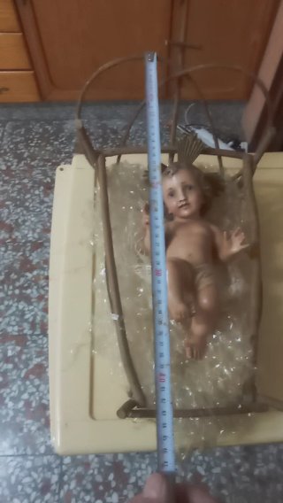 Niño Jesús en Cuna de Madera