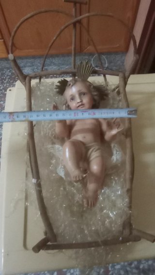 Niño Jesús en Cuna de Madera