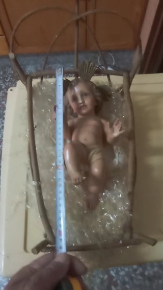 Niño Jesús en Cuna de Madera