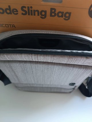Borsa Tracolla DICOTA Code Sling Bag x iPad/Tablet