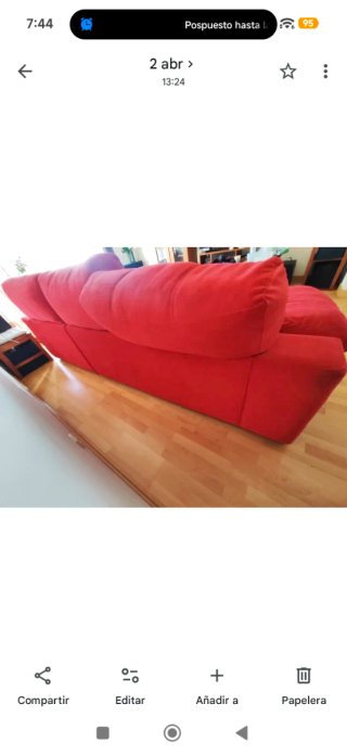 Sofá  cama color rojo ,grande , robusto y cómodo