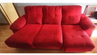 Sofá  cama color rojo ,grande , robusto y cómodo