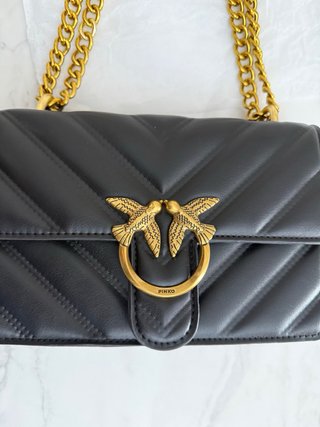 Borsa Pinko nera con dettagli oro