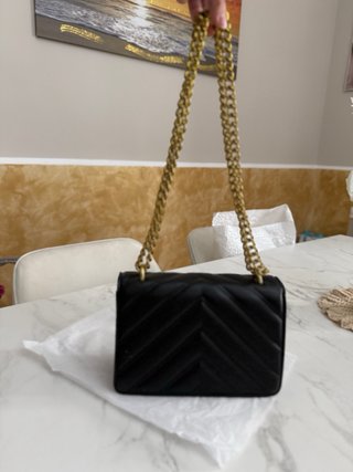 Borsa Pinko nera con dettagli oro