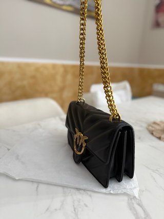 Borsa Pinko nera con dettagli oro
