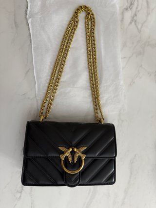 Borsa Pinko nera con dettagli oro