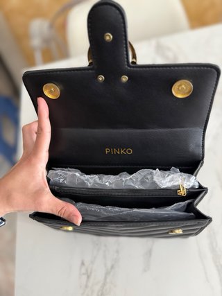 Borsa Pinko nera con dettagli oro