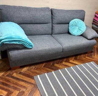 Sofá gris moderno en perfecto estado