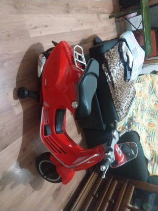 Moto Vespa Eléctrica Infantil Roja
