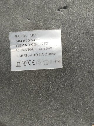 Lámpara de mesa dorada con piedras