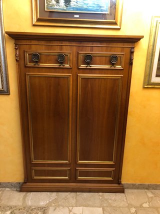 Cappelliera in legno con pomelli