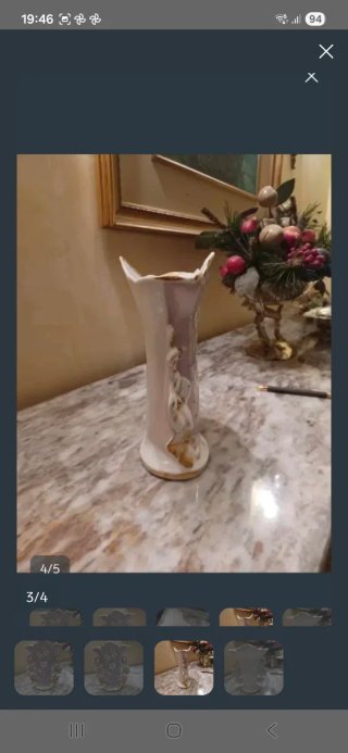 Vaso di porcellana con fiori dipinti