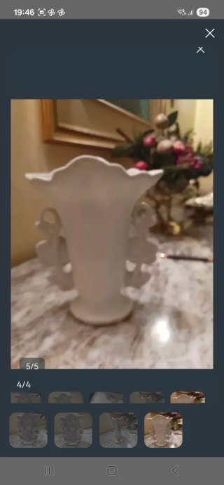 Vaso di porcellana con fiori dipinti